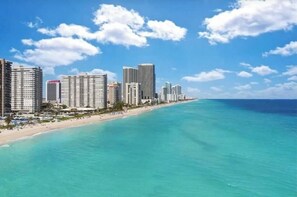 On the beach, sun-loungers, beach towels - private balcony ON THE BEACH with pool 24hr front desk parking spot laundry gym (Hallandale Beach)