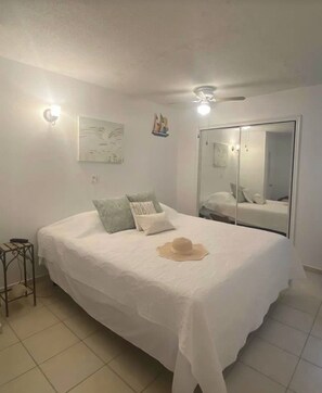 1 bedroom, in-room safe, iron/ironing board, free WiFi - private balcony ON THE BEACH with pool 24hr front desk parking spot laundry gym (Hallandale Beach)