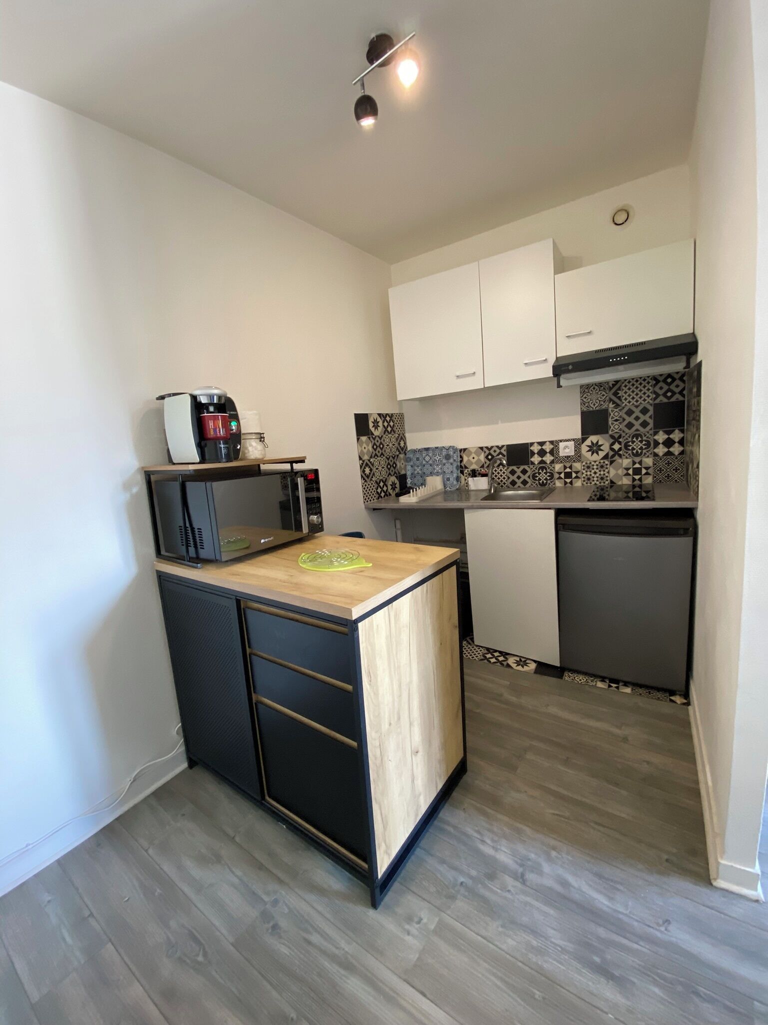 Réfrigérateur, micro-ondes, plaque de cuisson, bouilloire électrique