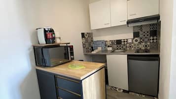 Réfrigérateur, micro-ondes, plaque de cuisson, bouilloire électrique