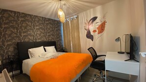 A hotel room with a bed, a desk, and a chair. - L'Indigo, charming T2 10 min from the center, Netflix Prime (Poitiers)