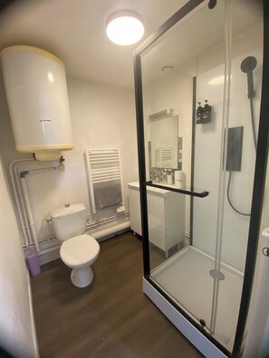 Douche, sèche-cheveux, serviettes fournies, savon