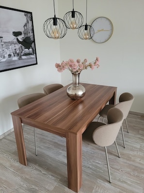 Dining - Studio 3 is right in the heart of downtown Heinsberg—super central, yet still a peaceful retreat (Heinsberg)
