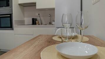 Microondas, horno y placa de cocina