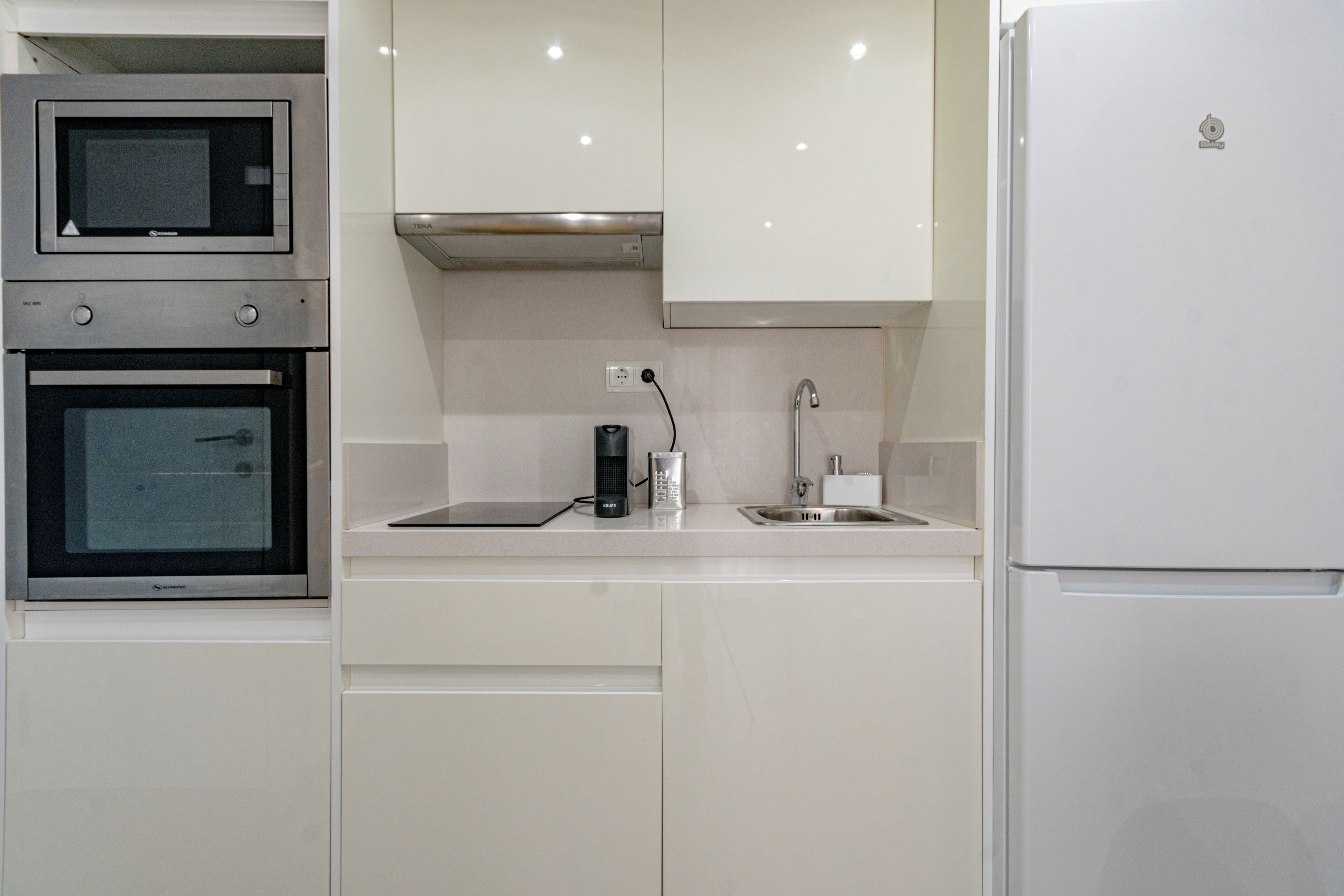 Een magnetron, een oven, een kookplaat