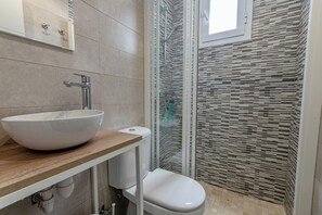 Sèche-cheveux, serviettes fournies, papier toilette