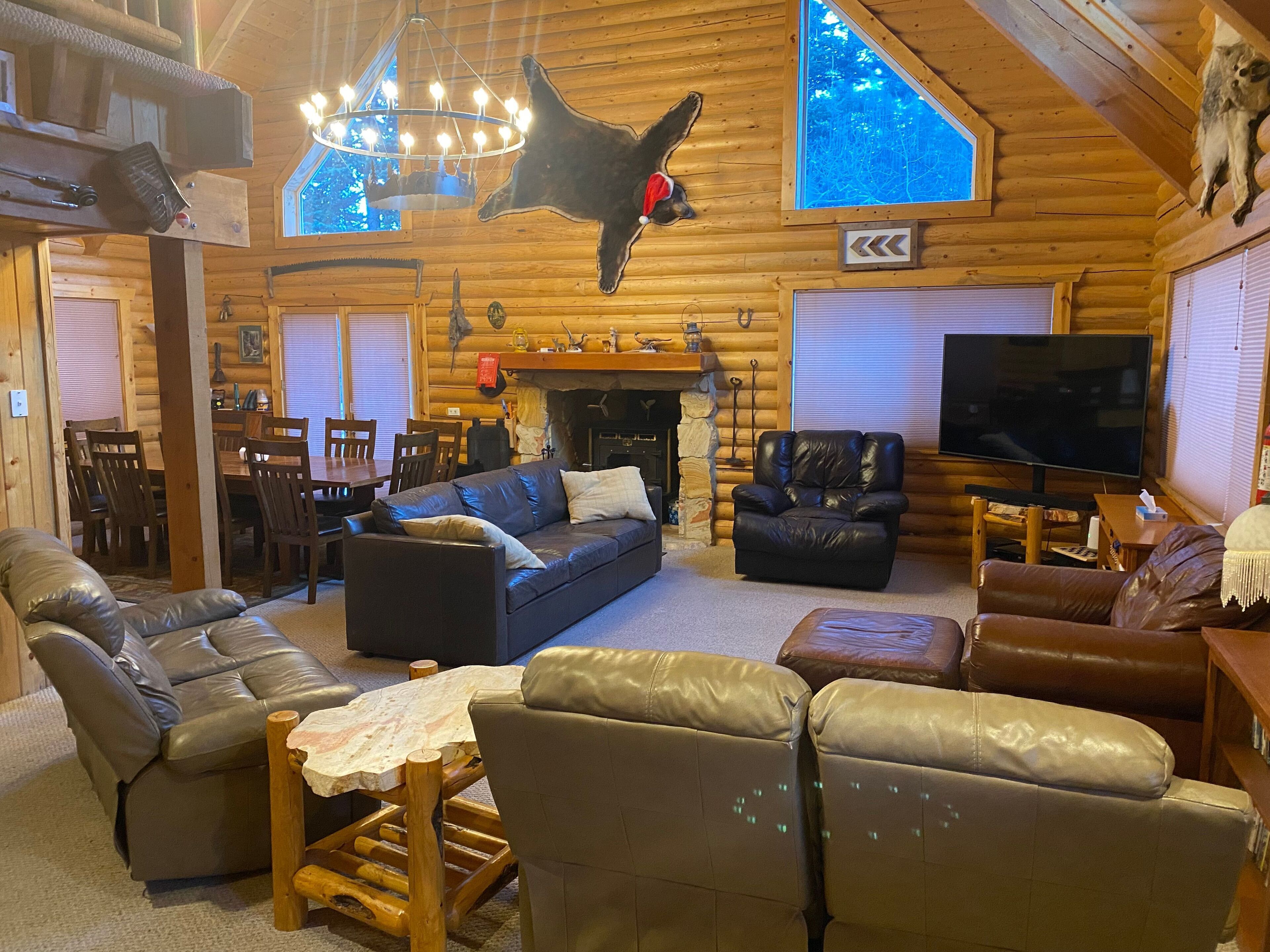 TV, bøker og stereoanlegg