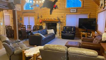 TV, bøker og stereoanlegg