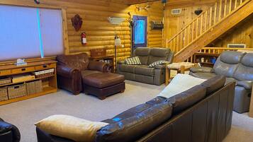 TV, bøker og stereoanlegg