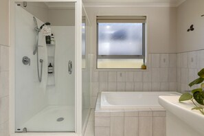 Hair dryer, towels - Mere Magic with Water Views - central location near lake front (Taupō)