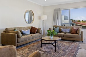 TV - Mere Magic with Water Views - central location near lake front (Taupō)