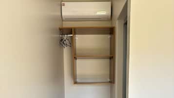 Escritorio, espacio para trabajar con laptop y wifi gratis