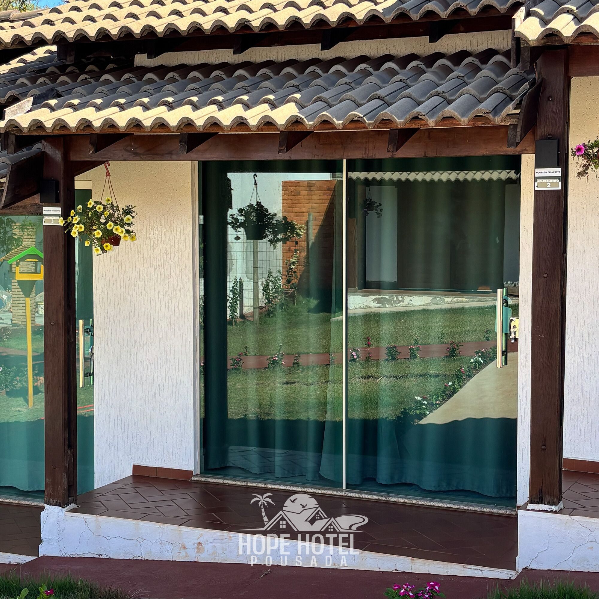 Kahden hengen deluxe-huone (yksi tai kaksi sänkyä) | Työpöytä, kannettavalle tietokoneelle sopiva työtila, ilmainen Wi-Fi