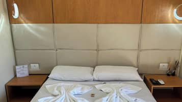 Escritorio, espacio para trabajar con laptop y wifi gratis