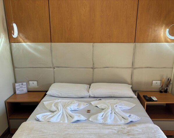 Masa, dizüstü bilgisayar çalışma alanı, ücretsiz kablosuz İnternet 