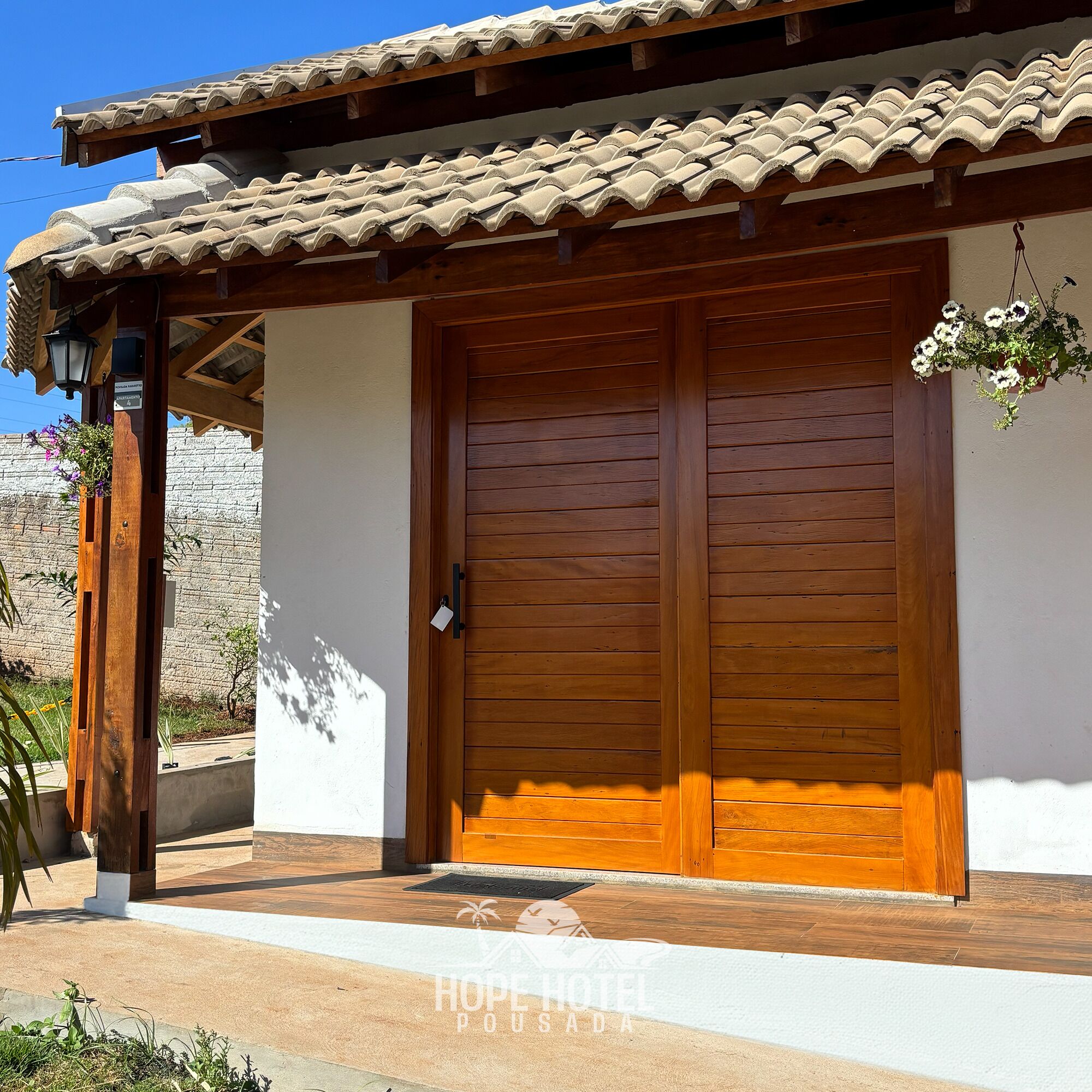 Kahden hengen deluxe-huone (yksi tai kaksi sänkyä) | Työpöytä, kannettavalle tietokoneelle sopiva työtila, ilmainen Wi-Fi