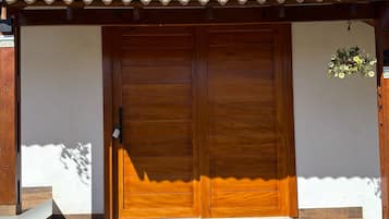 Escritorio, espacio para trabajar con laptop y wifi gratis