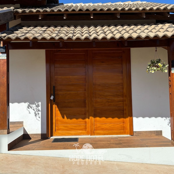 Escritorio, espacio para trabajar con laptop y wifi gratis 