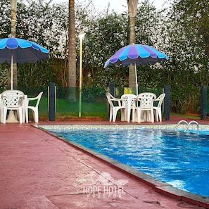 Una piscina al aire libre