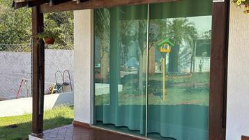 Deluxe tweepersoonskamer | Een bureau, een laptopwerkplek, gratis wifi, beddengoed