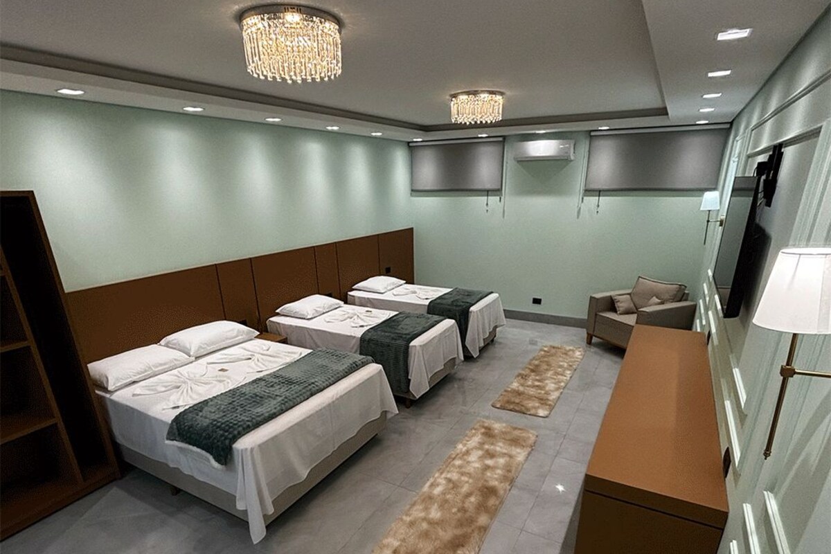 ラグジュアリー 4 人部屋 | 低刺激性寝具、デスク、ノートパソコン用作業スペース、WiFi (無料)