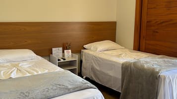 Deluxe-værelse med dobbeltseng eller 2 enkeltsenge | Skrivebord, arbejdsområde til bærbare computere, gratis Wi-Fi, sengetøj