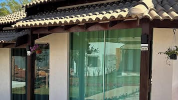 Escritorio, espacio para trabajar con laptop y wifi gratis