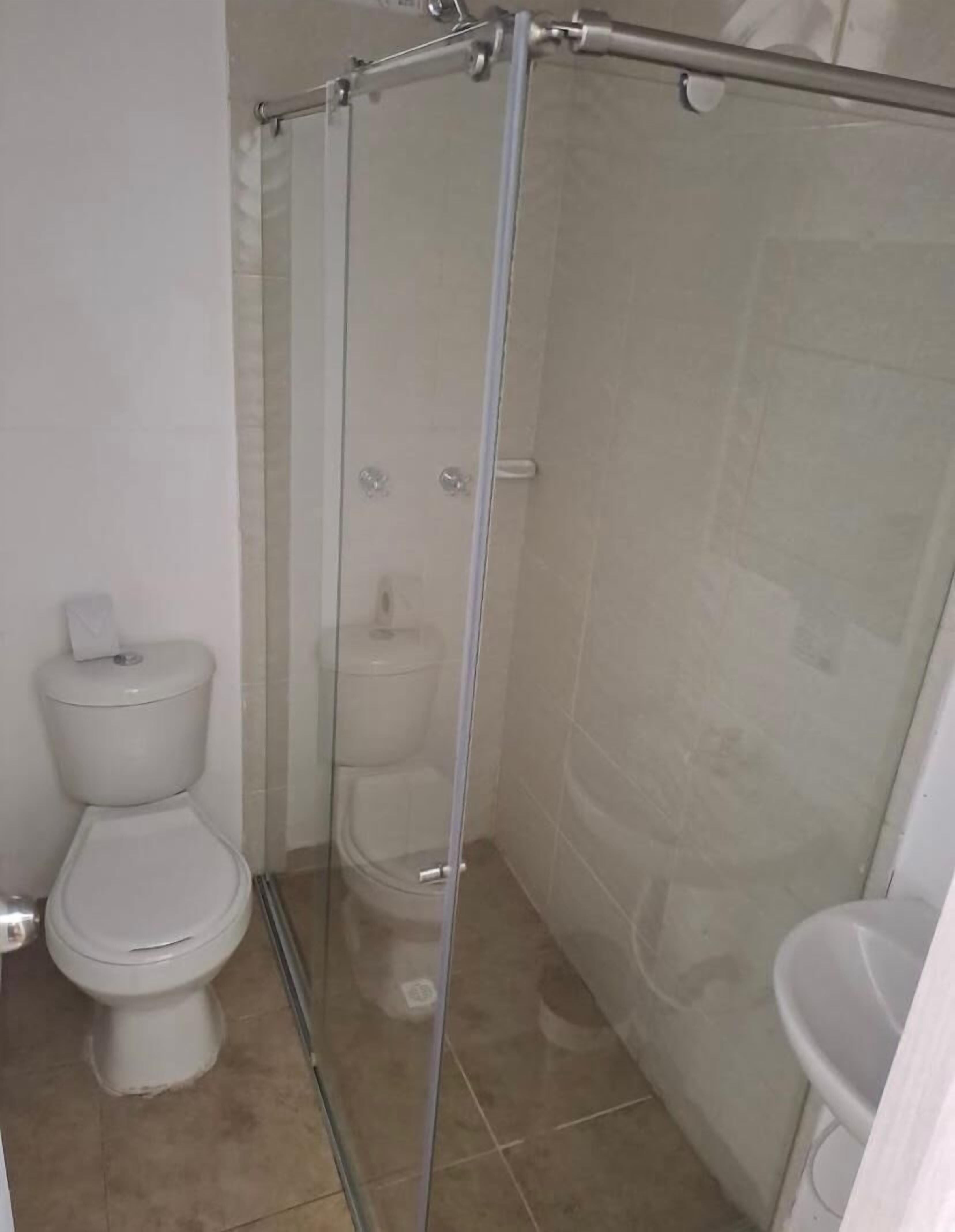 Regadera, toallas, jabón, shampoo 