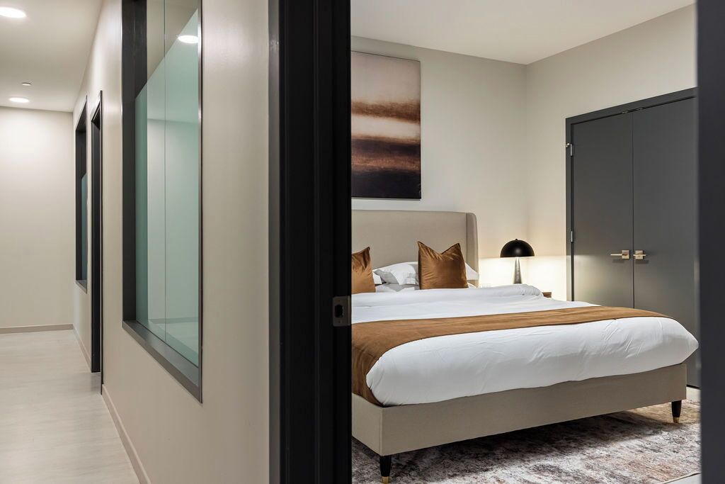 2 Schlafzimmer, Schreibtisch, Bügeleisen/Bügelbrett, Reisekinderbett