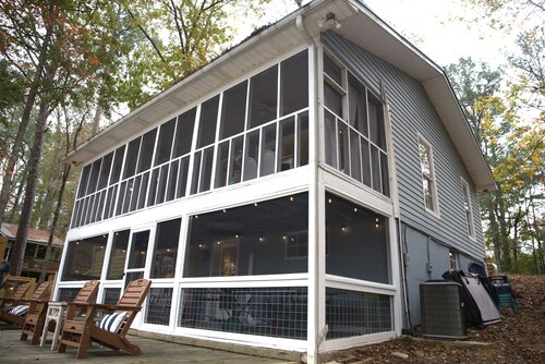 Suntime Cottage - Lake Front House on Smith Lake with Hot Tub & Boat Rental