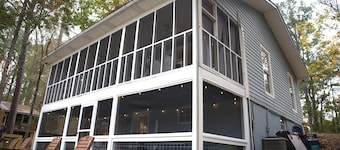 Suntime Cottage - Lake Front House on Smith Lake with Hot Tub & Boat Rental