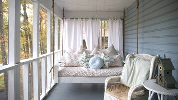 Smart-tv, een dvd-speler, een tafeltennistafel en boeken