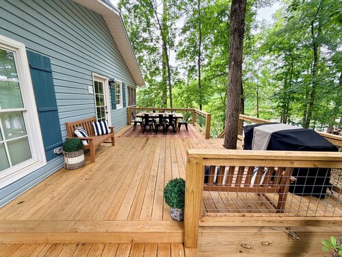 Suntime Cottage - Lake Front House on Smith Lake with Hot Tub & Boat Rental