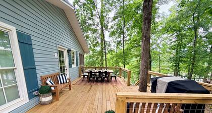 Suntime Cottage - Lake Front House on Smith Lake with Hot Tub & Boat Rental