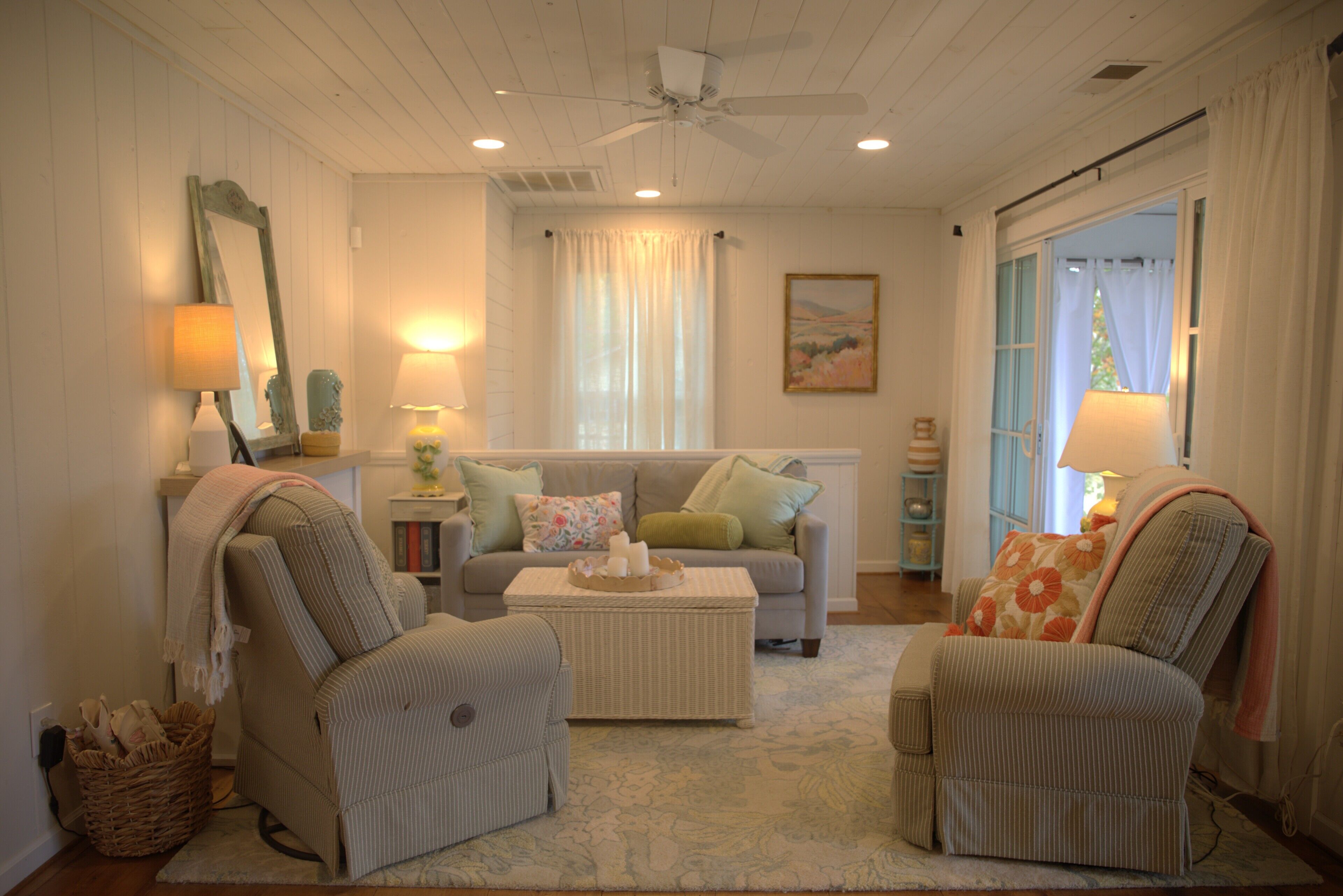 TV connectée, lecteur de DVD, table de tennis de table, livres