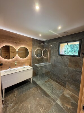 Een douche, een haardroger, handdoeken, zeep