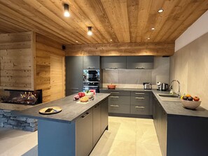 Fridge, microwave, oven, stovetop - New for 2025: New 5* chalet in La Plagne for 12 people, 4 minutes from the slopes (La Plagne Tarentaise)