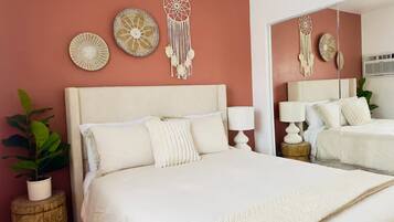 Tabla de planchar con plancha, wifi, ropa de cama