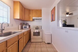 Micro-ondes, four, plaque de cuisson