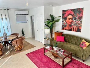 Een televisie en een open haard