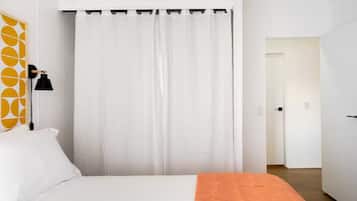 Een strijkplank/strijkijzer, wifi, beddengoed