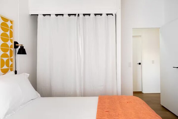 Een strijkplank/strijkijzer, wifi, beddengoed