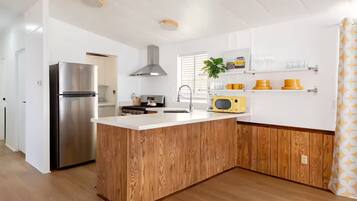 Een microgolfoven, een oven, een kookplaat