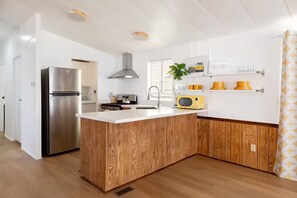 Een microgolfoven, een oven, een kookplaat