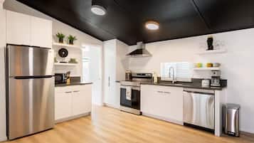 Microondas, horno, parrilla de estufa y lavavajillas