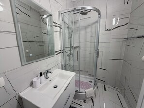 Shower, towels - Anima Mea Old Town Apartments- Premium Apartment with Balcony (Dubrovnik)