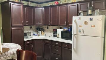 Kühlschrank, Mikrowelle, Wasserkocher mit Kaffee-/Teezubehör, Toaster