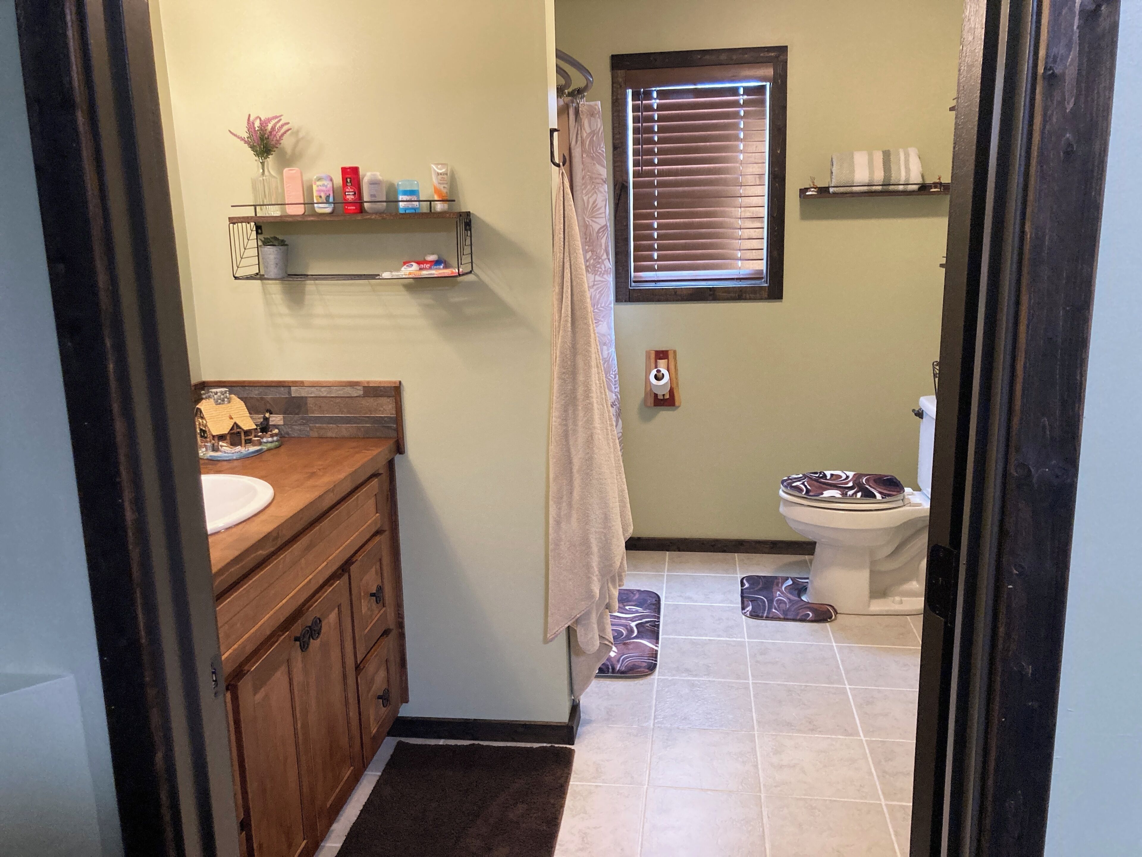 Secadora de cabello, toallas, papel de baño 