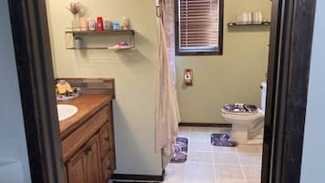 Secador de pelo, toallas, papel higiénico