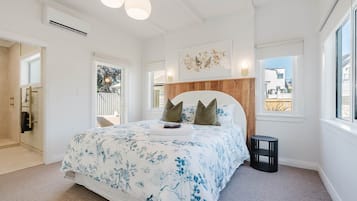 3 habitaciones, tabla de planchar con plancha y cuna de viaje